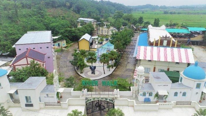 River Walk menawarkan berbagai tempat menarik di dalamnya, seperti kolam renang, tempat bermain anak, taman burung, ikan koi, dan kucing-kucing