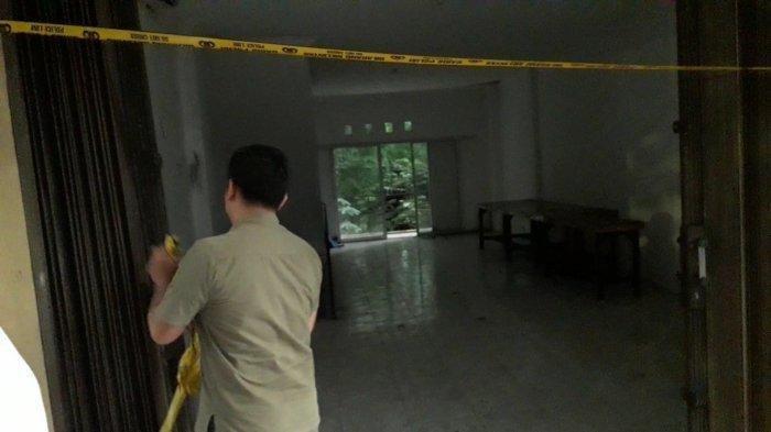 Di bangunan ruko kosong inilah, gadis berinisial FW (21) dibunuh oleh kekasihnya sendiri berinisial RA. Mayat FW ditemukan dengan luka penuh darah di dalam sebuah ruko kosong di Jalan Dr Semeru, Bogor Barat, Kota Bogor, Sabtu malam, 2 Desember 2023.