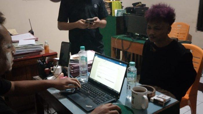 INTEROGASI: Afp (18), warga Desa Banteran, Kecamatan Sumbang saat diinterogasi polisi, Minggu (1/6/2025). (DOK. POLSEK BATURRADEN)