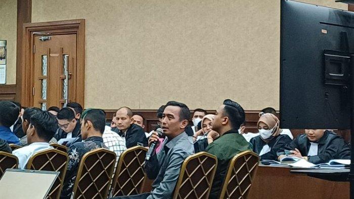 ASN KPK Bagian Pengamanan, Dharma Ciptaningtyas (kiri baris belakang) dan mantan Petugas Rumah Tahanan Komisi Pemberantasan Korupsi (Rutan KPK) Ari Teguh (baris belakang sebelah kanan) diperiksa sebagai saksi dalam sidang dugaan pungutan liar (pungli) di Rutan KPK di Pengadilan Tipikor Jakarta Pusat, Senin (14/10/2024).