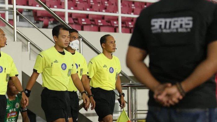 Petugas Satgas Antimafia Bola saat melakukan tugasnya mengawasi jalannya pertandingan pada saat perangkat pertandingan wasit, hakim garis, dan wasit cadangan keluar dari ruang ganti wasit di Stadion Manahan Solo beberapa waktu lalu.