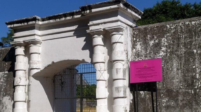 Papan penyitaan aset tanah milik tersangka kasus korupsi Benny Tjokrosaputro di belakang Benteng Vastenburg Solo, Kamis (27/7/2023)