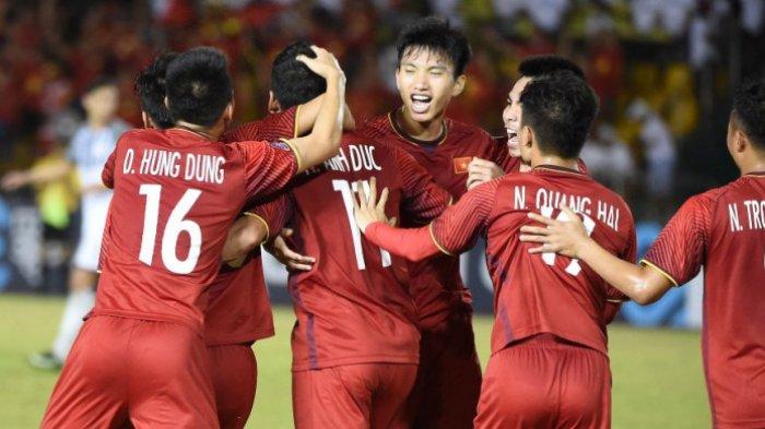 Suka cita pemain timnas Vietnam merayakan gol ke gawang timnas Filipina pada semifinal pertama Piala AFF 2018 di Stadion Panaad, Bacolod City, 2 Desember 2018.