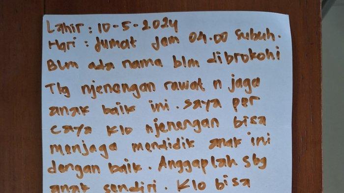 Tampilan surat dengan tulisan tangan saat penemuan bayi laki-laki di Cepu Kidul, Kelurahan Cepu, Kecamatan Cepu, Kabupaten Blora, Minggu (12/5/2024).