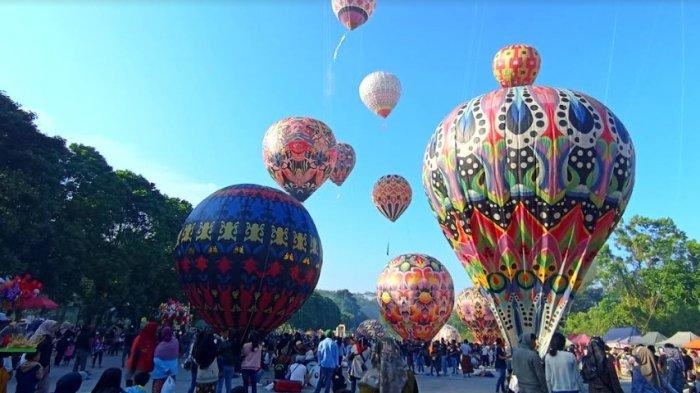 Susana kemeriahan Festival Balon Udara yang berlangsung di rest area Tanjungsari Land Wonosobo, Kamis (1/6/2023).