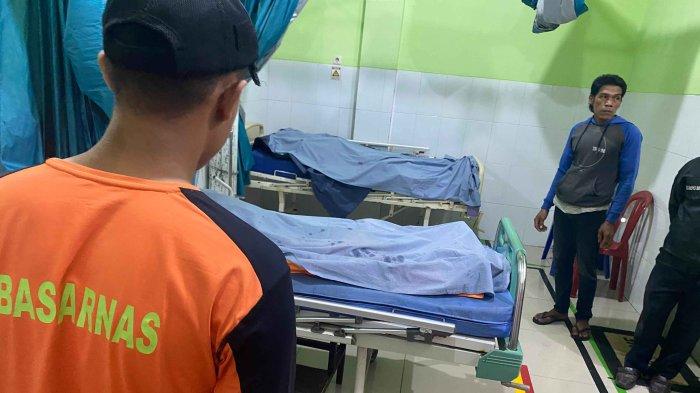 DIBAWA KE PUSKESMAS: Dua pemuda yang tewas tenggelam di saluran irigasi Bendung Gerak Serayu, Desa Kebasen, Kecamatan Kebasen, Kabupaten Banyumas, Minggu (1/6/2025) petang, dibawa ke puskesmas. Tragedi ini terjadi saat salah satu korban mencoba menolong temannya yang terlebih dahulu terjatuh ke saluran irigasi. (DOK. BASARNAS CILACAP)