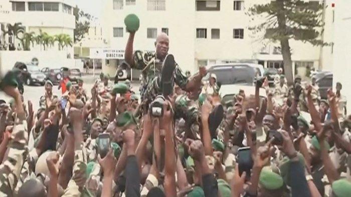 Video yang diambil dari Gabon 24 pada 30 Agustus 2023 ini memperlihatkan tentara Gabon membawa Jenderal Brice Oligui Nguema (tengah), kepala pengawal presiden Presiden terguling Ali Bongo Ondimba. Kepala pengawal presiden Gabon Brice Oligui Nguema dibawa tinggi-tinggi oleh ratusan tentara yang menyatakan dia sebagai pemimpin pada 30 Agustus 2023, menurut gambar yang disiarkan di TV pemerintah. Rekaman tersebut, yang memperlihatkan tentara meneriakkan