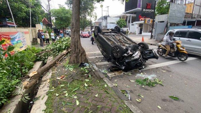 TERBALIK: Kecelakaan terjadi Jalan Kyai Saleh, depan SD Kristen Gergaji, Randusari, Semarang Selatan, Kota Semarang pada Senin (2/6/2025) dini hari. Sebuah mobil Brio warna hitam berpelat H1287HV mengalami kecelakaan tunggal hingga terbalik di lajur kanan depan sekolah tersebut. (TRIBUN JATENG/REZA GUSTAV)