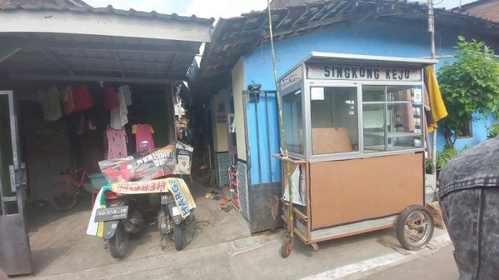 Suasana rumah TN (38) terduga teroris yang ditangkap Densus 88 di Desa Cemani, Kecamatan Grogol, Kabupaten Sukoharjo, Kamis (3/8/2023) siang.