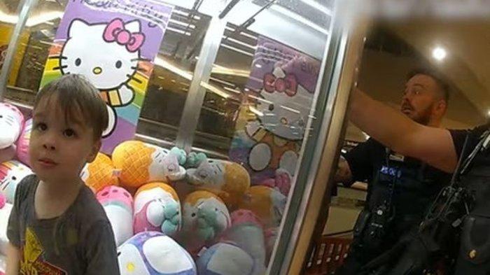 Ethan, bocah tiga tahun di Australia, terjebak di dalam mesin mainan capit boneka di pusat perbelanjaan Kota Capalaba, Negara Bagian Queensland, Minggu (28/1/2024). Ia awalnya tak mau diselamatkan, tetapi akhirnya menuruti perintah polisi untuk keluar.(QUEENSLAND POLICE via THE GUARDIAN)