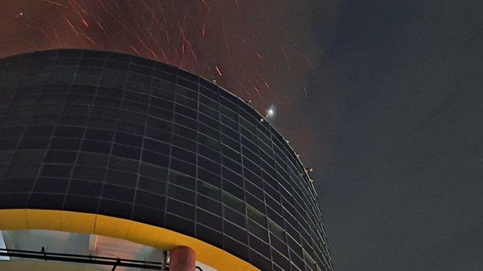 Beberapa orang melambaikan tangan saat terjebak di gedung Plaza Glodok, Rabu (15/1/2025).
