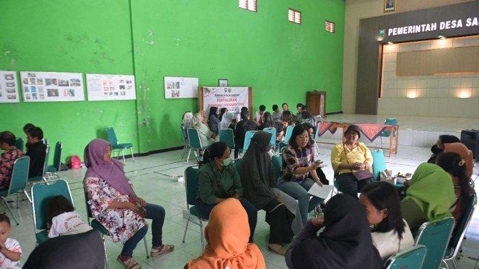 Tim PkM UKSW melalui program pemberdayaan berbasis masyarakat memberikan pelatihan pengelolaan usaha kecil menengah kepada UPPKS Binaan Kampung KB Sembada Desa Samirono.
