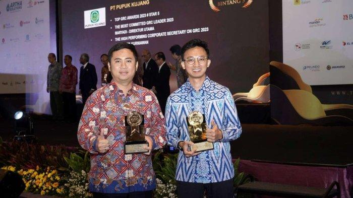 Tim unit Legal & GRC PT Semen Gresik, berfoto bersama piala penghargaan TOP GRC Awards 2023 di Dian Ballroom Hotel Rafles Jakarta (6/9).