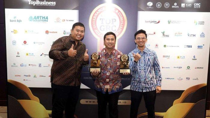 Tim unit Legal & GRC PT Semen Gresik, berfoto bersama piala penghargaan TOP GRC Awards 2023 di Dian Ballroom Hotel Rafles Jakarta (6/9).