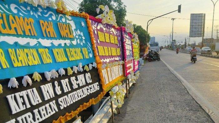 Karangan bunga bertebaran di berbagai titik di Kota Tegal mengiringi purna tugas Dedy Yon Supriyono.