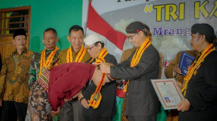 WISUDA PRANATACARA - Lembaga Ketrampilan dan Pelatihan Medharsabda Pranatacara Tri Karsa Budaya (TKB) mewisuda 57 orang, di Balaidesa Brumbung, Mranggen, Demak, Sabtu (19/8/2023) malam. (Foto-foto oleh TKB/Naoki Arvino)