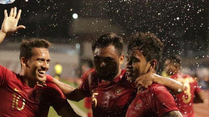 Trio pemain timnas U-23 Indonesia; Egy Maulana Vikri, Saddil Ramdani (tengah), dan Osvaldo Haay bergembira saat merayakan gol ke gawang timnas U-23 Singapura pada laga kedua sepak bola putra SEA Games 2019 di Stadion Rizal Memorial, Manila, Filipina, 28 November 2019.