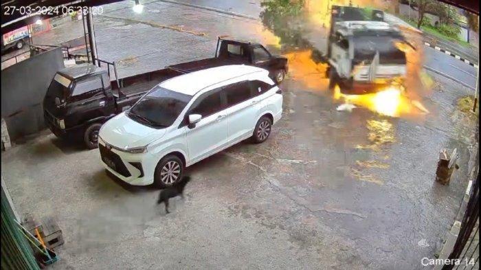 Tangkapan layar CCTV menunjukkan detik-detik mencekam saat sebuah truk kontainer melindas pengendara motor di Jalan MT Haryono, Balikpapan, pada Rabu (27/3) pagi. Kecelakaan ini merenggut nyawa pengendara motor dan menyebabkan kerusakan parah pada ruko di sekitar lokasi kejadian. TRIBUNKALTIM.CO/HO
