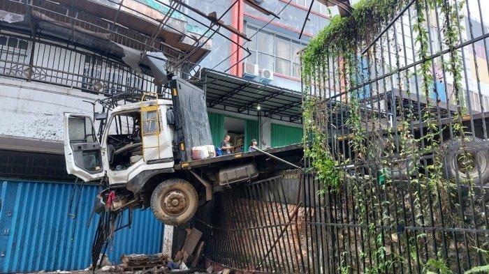 Kondisi pasca kecelakaan maut di Jalan MT Haryono, Balikpapan, Rabu (27/3/2024), di mana truk kontainer ringsek menabrak ruko dan motor terbelah.