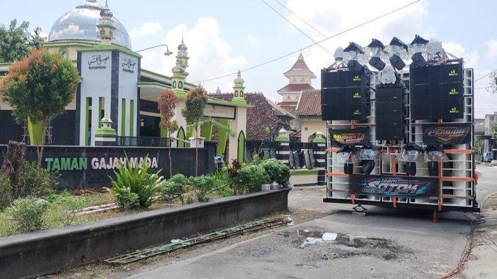 Beberapa truk sound horeg yang sudah terparkir di beberapa gang Desa Kutuk Kecamatan Undaan Kabupaten Kudus. Sound horeg akan digunakan pada saat malam takbir untuk memeriahkan acara / Rezanda Akbar D.