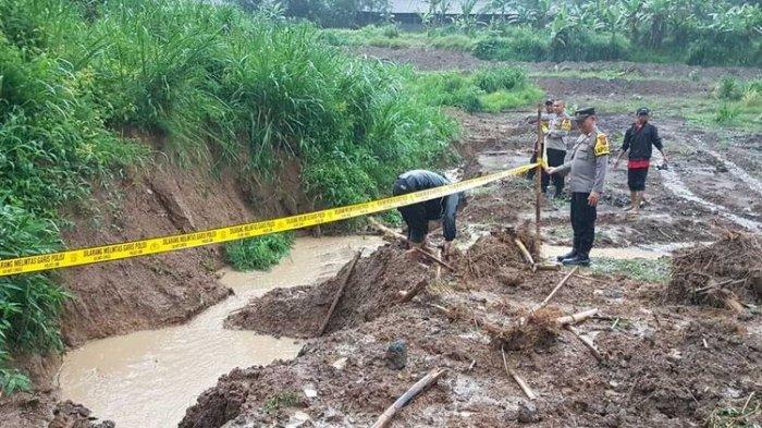 Polisi melakukan olah TKP di lokasi 3 balita di Sukabumi ditemukan tewas di kubangan