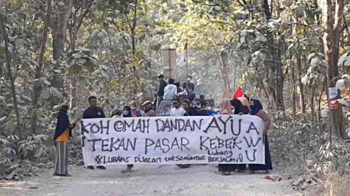 Aksi unjuk rasa warga di Desa Sumbersari, Kecamatan Kayen, Pati, yang memprotes pemerintah daerah dan pengusaha tambang atas kondisi jalan yang rusak parah, Senin (28/8/2023).