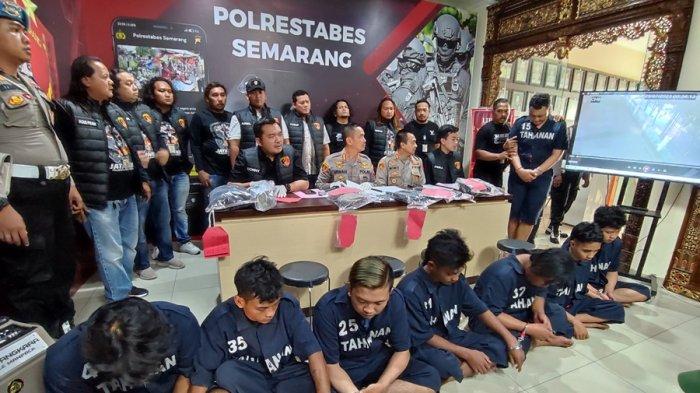 Wajah para tersangka kasus pengeroyokan berujung kematian yang dihadirkan di Polrestabes Semarang, Selasa (25/7/2023).