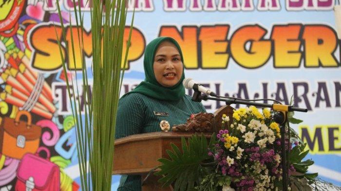 Wakil Bupati Blora Tri Yuli Setyowati saat menghadiri acara purnawiyata siswa kelas IX SMPN 3 Cepu, di Gedung Sasono Suko, Cepu, Kamis (25/5/2023). (Dok. Humas Prokopim Blora)