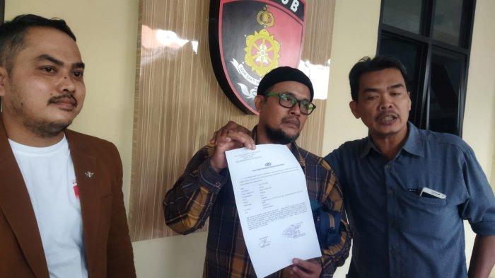 Warga Brebes melaporkan Ketua DPRD DKI Jakarta, Prasetyo Edi Marsudi ke Polres Brebes, Jumat (11/8/2023).