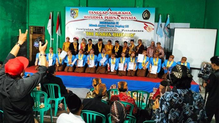 WISUDA TKB - Sejumlah tokoh pemangku budaya hadir dalam acara wisuda siswa Pawiyatan Medharsabda - Pranatacara Tri Karsa Budaya (TKB) di Gedung Serbaguna desa Brumbung, Kecamatan Mranggen, Kabupaten Demak, Sabtu (3/8/2024).