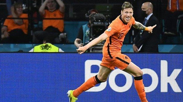 Penyerang Belanda Wout Weghorst (kanan) berselebrasi setelah mencetak gol kedua pada laga Grup C UEFA Euro 2020 antara Belanda vs Ukraina di Johan Cruyff Arena di Amsterdam pada 13 Juni 2021. Weghorst aka bergabung dengan Manchester United dengan status pinjaman dari Burnley sampai akhir musim 2022-2023.