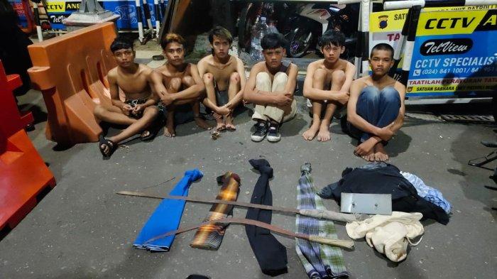 Enam remaja yang dibekuk jajaran Satuan Samapta Polrestabes Semarang saat hendak tawuran