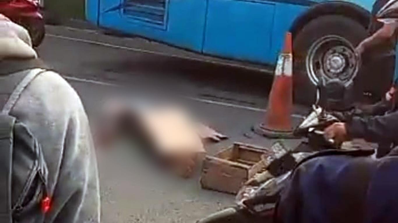 Kecelakaan maut di Ciputat Tangerang Selatan libatkan pemotor yang tewas setelah tabrakan beruntun dengan pejalan kaki. Satu korban tewas di lokasi kejadian.