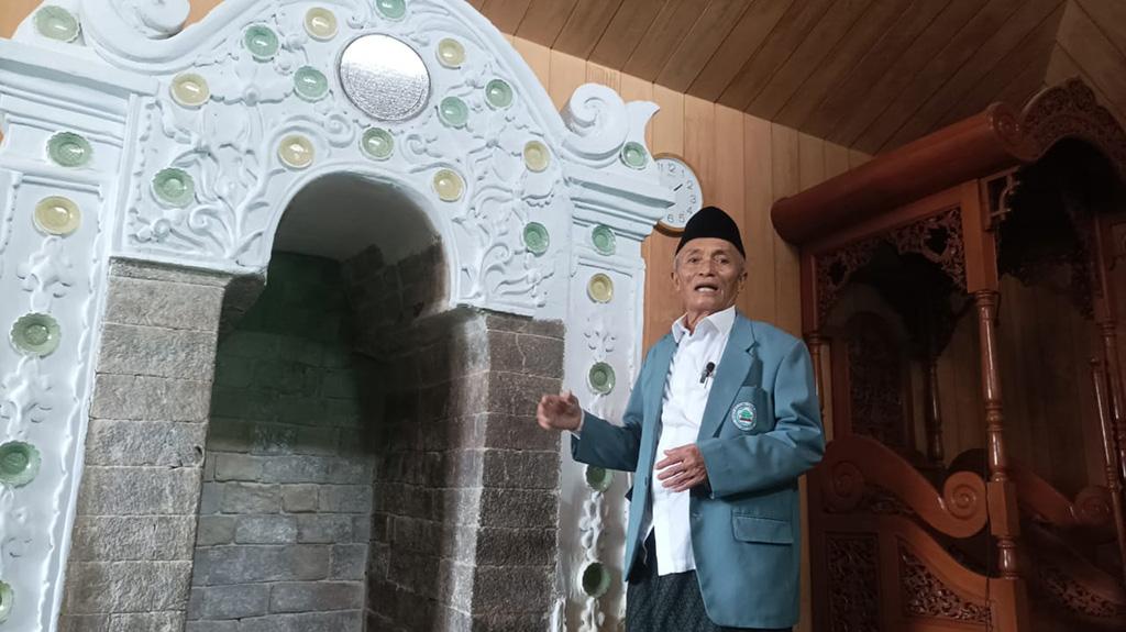 Mastur Saat Menjelaskan Filosofi Mihrab di Masjid Sunan Muria.