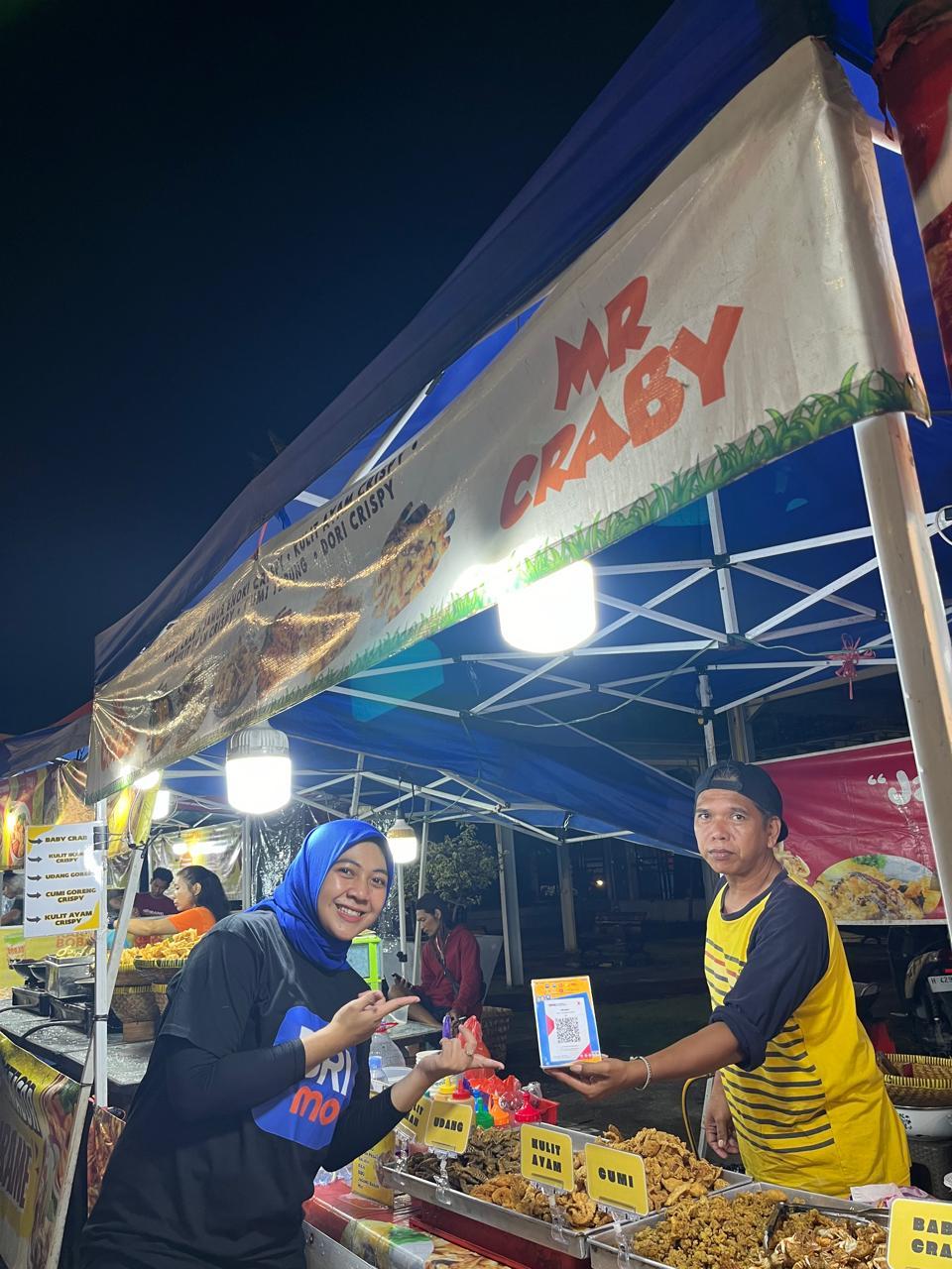PASAR RAMADHAN - Petugas BRI melakukan jemput bola dan mengenalkan QRIS kepada pedagang di Kuliner Event Pasar Ramadhan, Sabtu (8/3/2025)