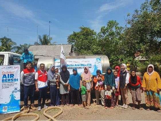 Pertamina Patra Niaga IT Cilacap bersama dengan LazisMu Kabupaten Cilacap menyalurkan dua unit mobil tangki air bersih salurkan sebanyak 8.000 liter”