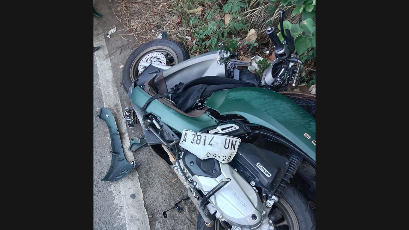Dua pelajar di Cilegon tewas setelah sepeda motor mereka bertabrakan dengan truk trailer di jalan Cilegon-Merak. Kakak beradik itu meninggal di lokasi kejadian.