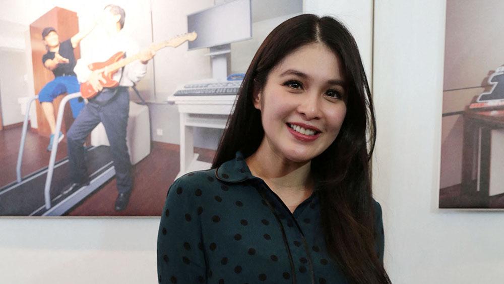 Aktris dan model Indonesia Sandra Dewi berpose saat meninggalkan rumah sakit setelah melahirkan bayi pertamanya di Jakarta pada 5 Januari 2018. (Photo by BAHTIAR / AFP)