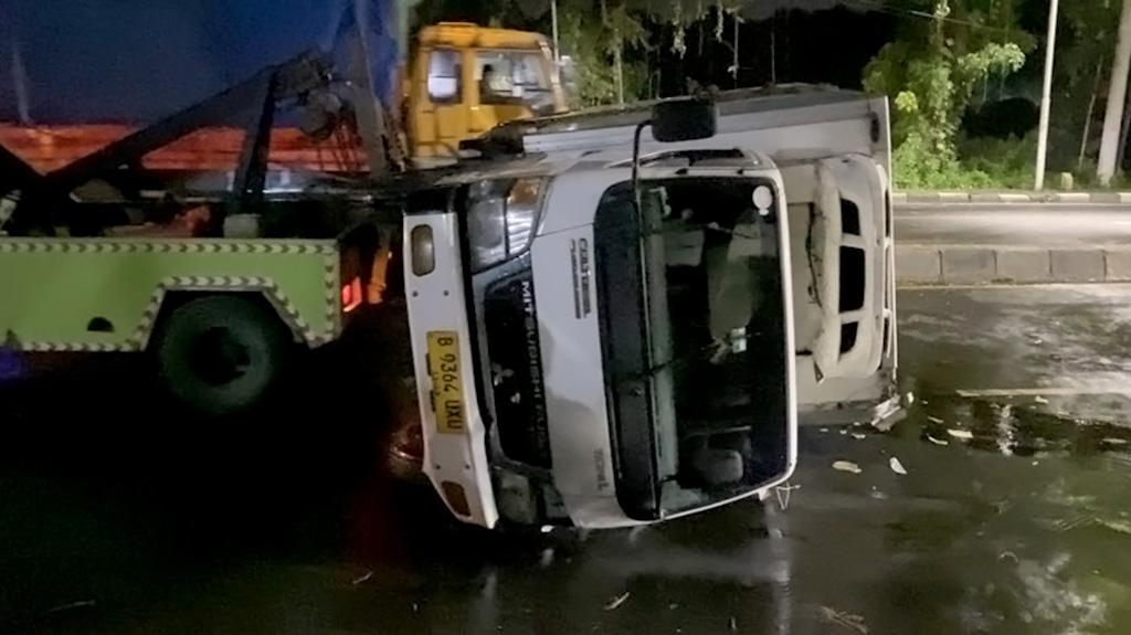 TRUK TERGULING - Truk boks terguling di Jalan Jenderal Pol Anton Sujarwo, Srondol Wetan, Kecamatan Banyumanik, Kota Semarang pada Sabtu (8/2/2025) malam. Posisinya yang melintang menutup total akses lalu lintas menuju arah Ungaran.