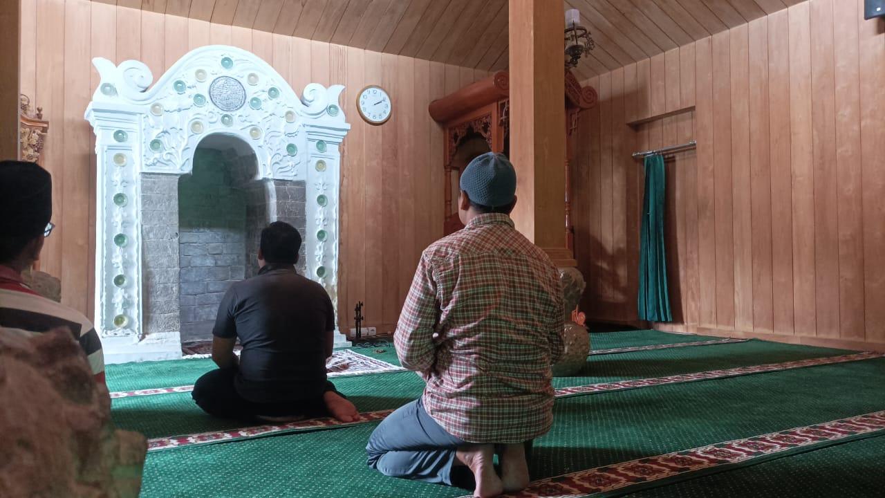 Warga yang melakukan ibadah shalat di Masjid Sunan Muria