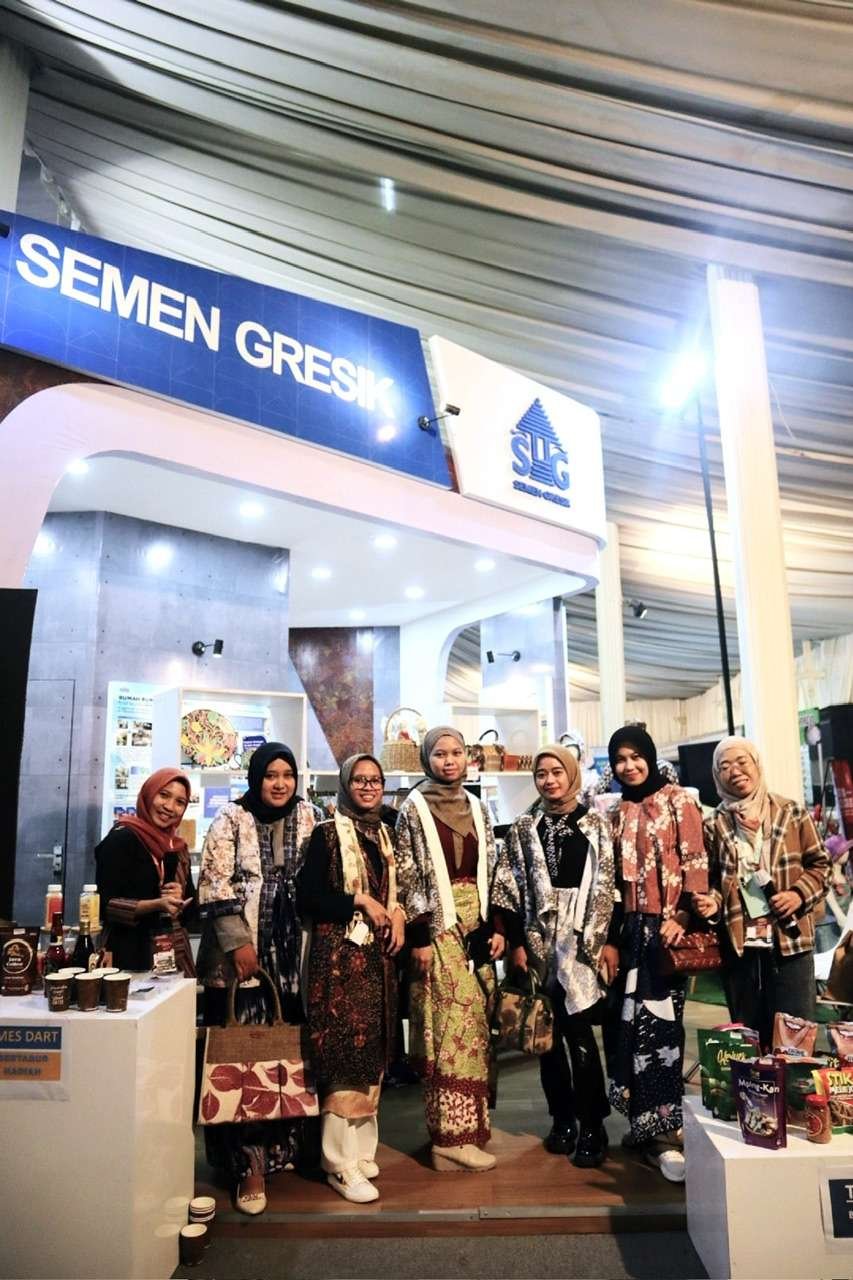 Foto bersama peserta lomba mix & match produk fashion UMKM binaan Semen Gresik pada ajang Jateng Fair 2023 di Semarang.