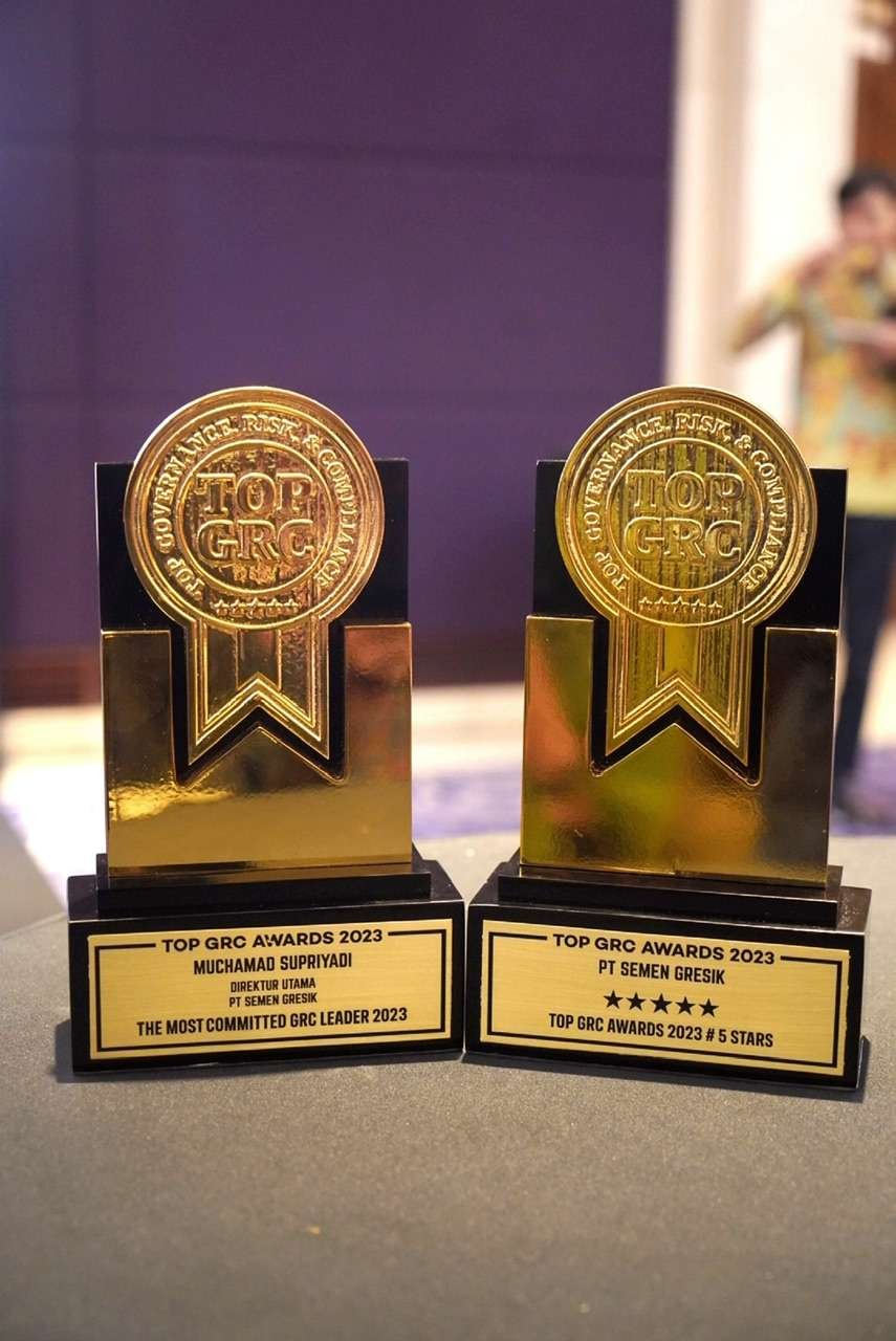 Foto piala penghargaan TOP GRC Awards 2023 #5 Stars dan The Most Commited GRC Leader 2023 kepada Direktur Utama PT Semen Gresik, Muchamad Supriyadi.