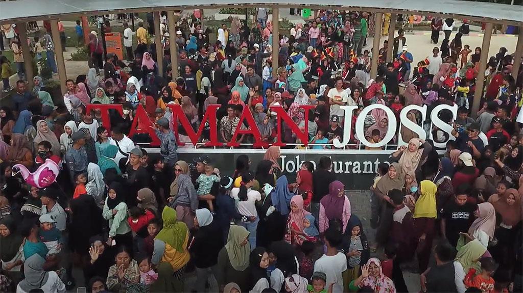 Ribuan warga meramaikan peresmian taman Joss seharga miliaran rupiah yang dibuat Joko Suranto di Grobogan.