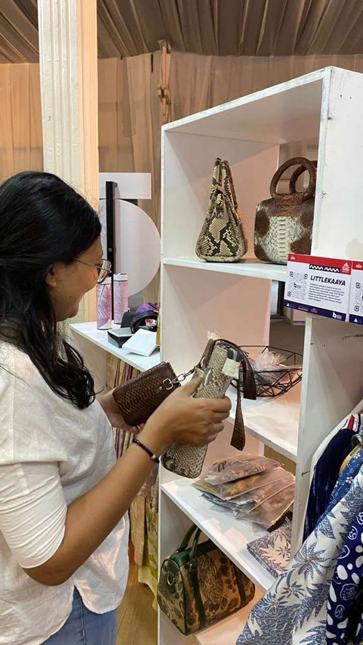 Pengunjung Jateng Fair 2023 melihat dan membeli produk – produk UMKM binaan Rumah BUMN Rembang PT Semen Gresik yang diselenggarakan di komplek PRPP Semarang, Jawa Tengah.