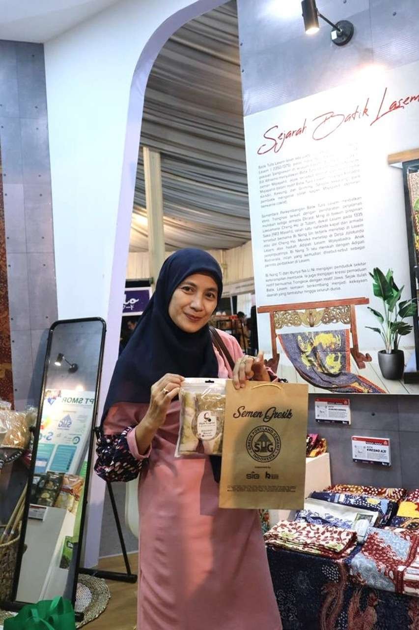 Salah satu pengunjung Jateng Fair 2023 membeli produk UMKM binaan RB Rembang Semen Gresik.