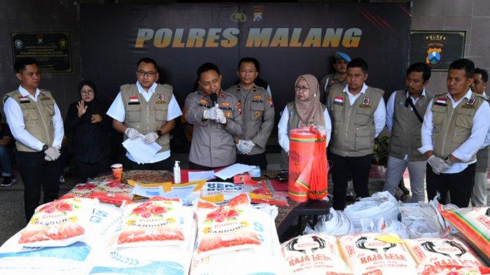 Pihak Polres Malang bersama Bulog setempat melakukan rilis pengemasan ulang beras Bulog jadi beras premium