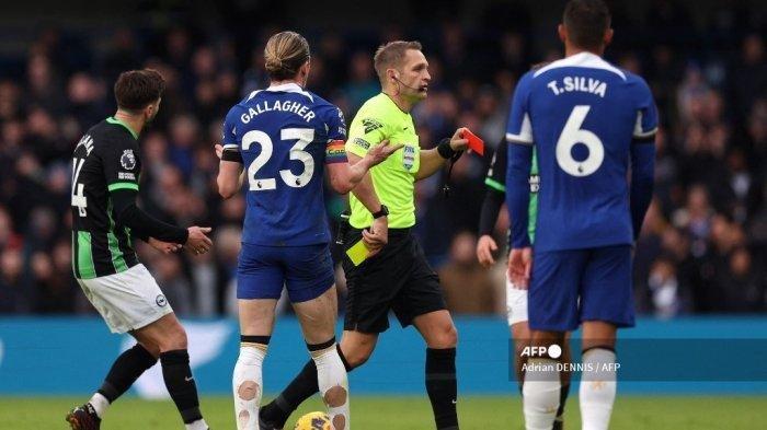 Gelandang Chelsea Inggris #23 Conor Gallagher bereaksi saat ia dikeluarkan dari lapangan oleh wasit Inggris Craig Pawson selama pertandingan sepak bola Liga Premier Inggris antara Chelsea melawan Brighton dan Hove Albion di Stamford Bridge di London pada 3 Desember 2023.