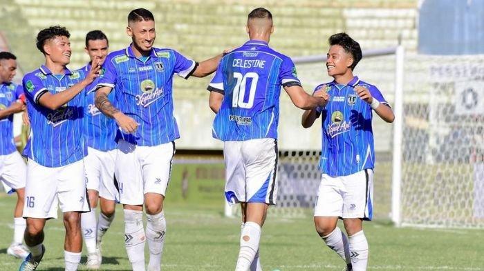 Pemain Persibo Bojonegoro, Taher Jahanbaksh (tiga dari kiri) saat selebrasi