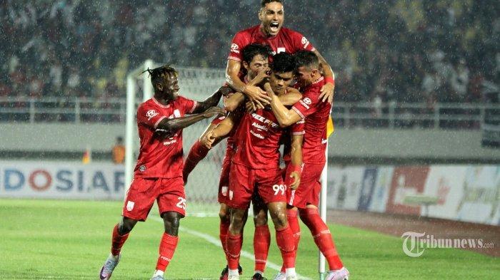 Pesepak bola Persis Solo, Ramadhan Sananta (depan, tengah) dipeluk rekan-rekannya usai mencetak gol dalam laga uji coba Persis Solo melawan Jeonbuk Hyundai Motor di Stadion Manahan, Kota Solo, Jawa Tengah, Sabtu (17/6/2023) malam. Persis Solo harus mengakui keunggulan Jeonbuk Hyundai Motor dengan skor 1-2 (1-1). TRIBUNNEWS/MUHAMMAD NURSINA