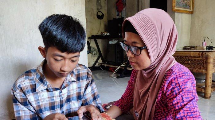 Rafa dan ibunya, Widha.